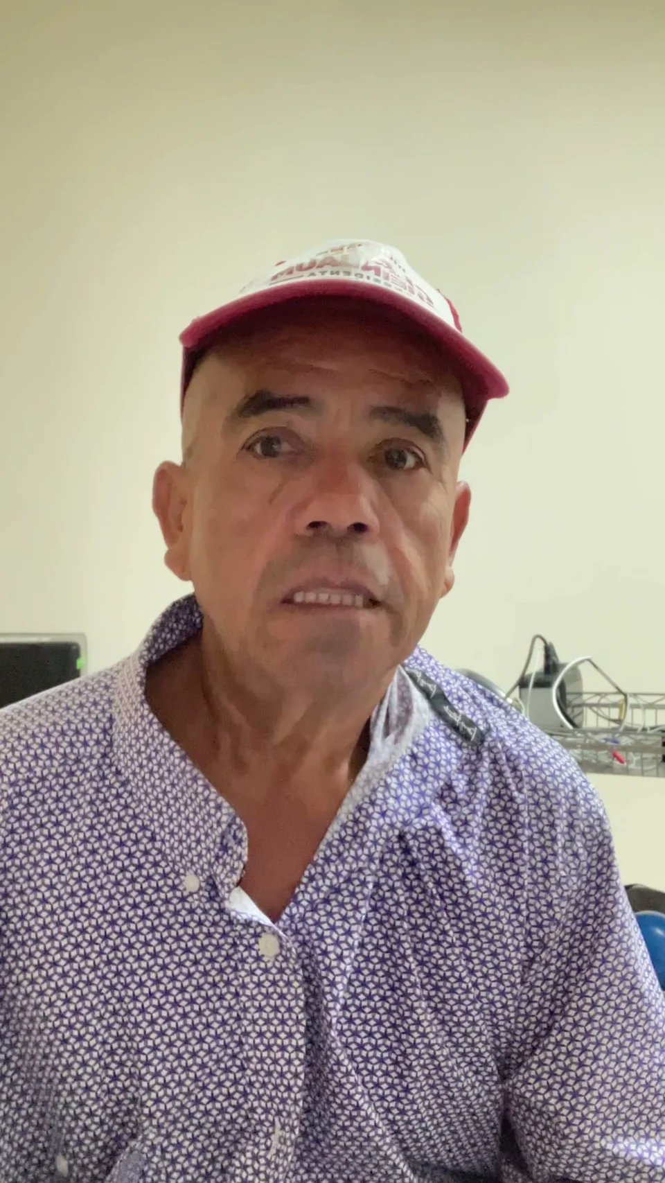 Un hombre con gorra durante una conversación grabada