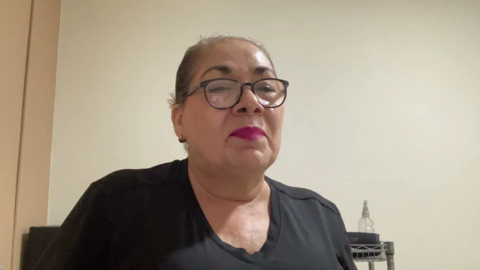 Una mujer conversando en el centro de investigación