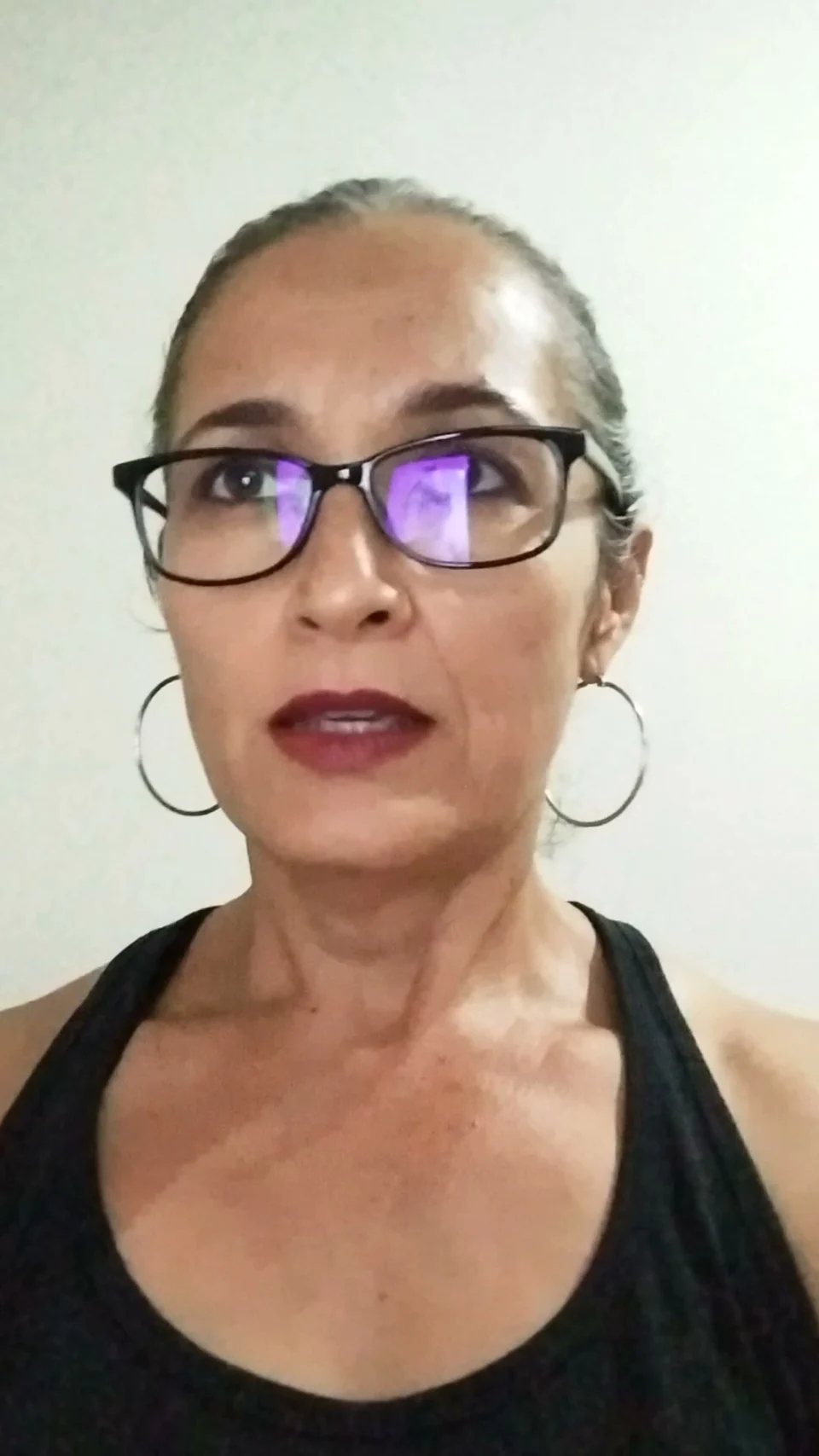 Una mujer con lentes durante una conversación grabada