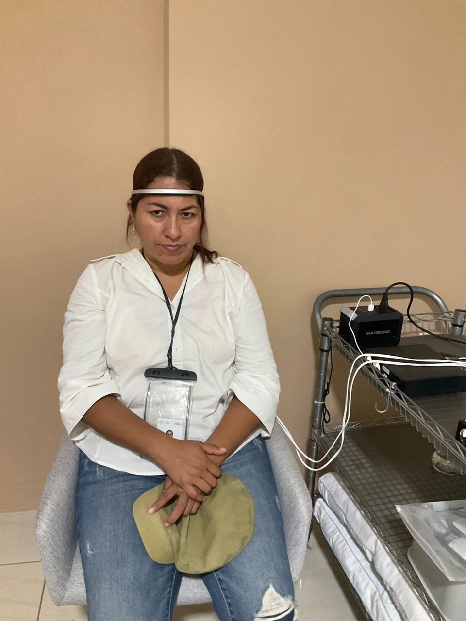 Una persona sentada con una banda de EEG en la sala de investigación