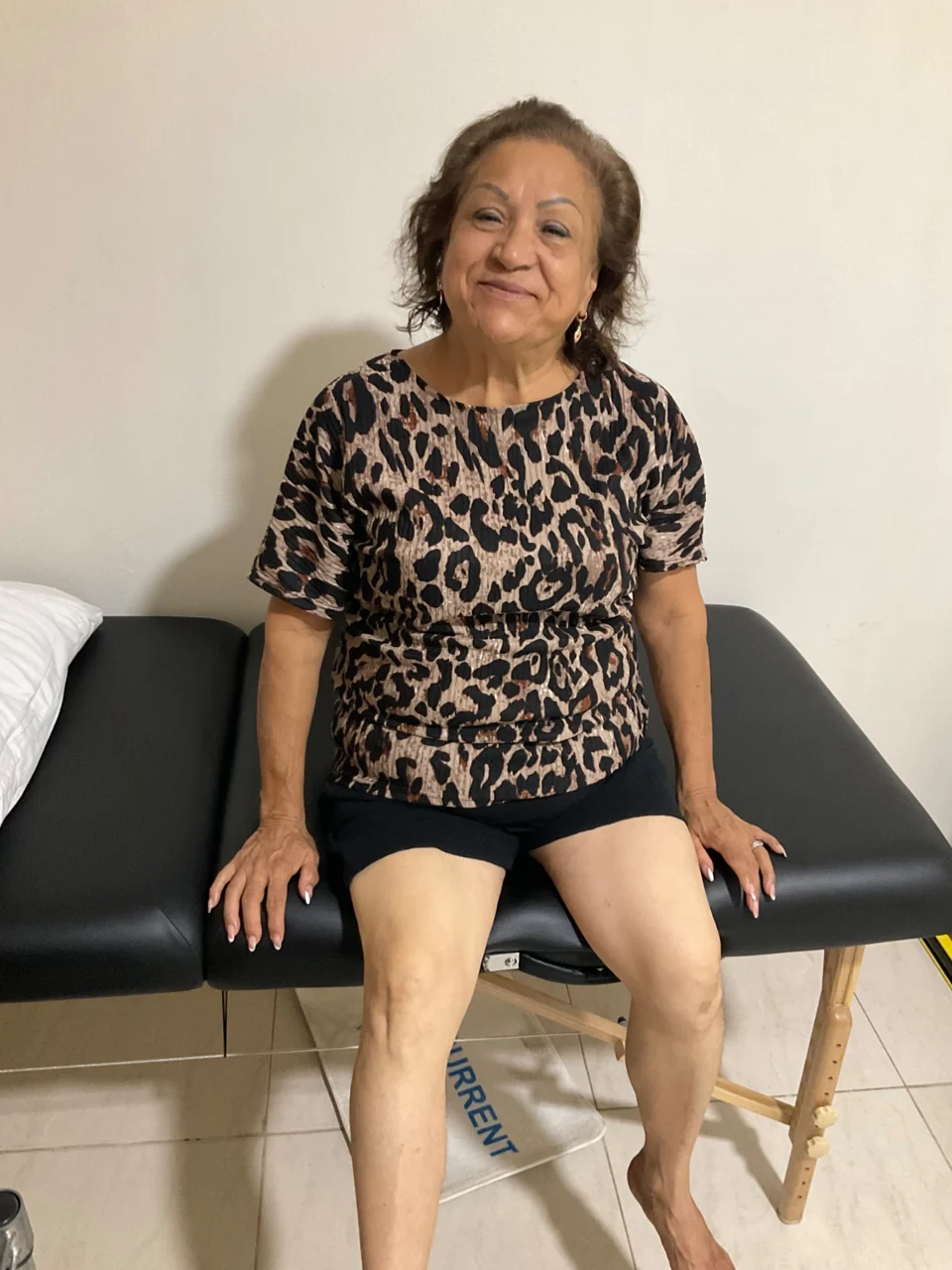 Una mujer sentada en la sala de investigación de Biocurrent