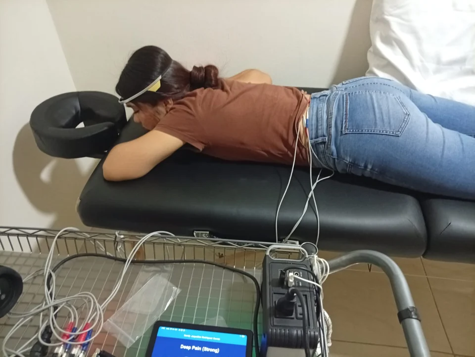 Fotografía de una sesión en la sala de investigación con una banda de EEG y equipo conectado